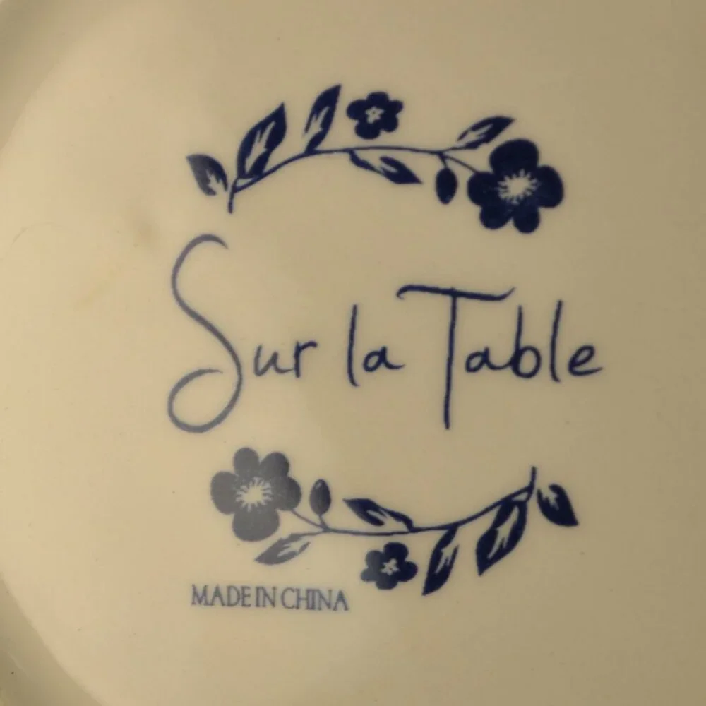 TWO 14 oz mug blue & white floral sur la table (w1261)